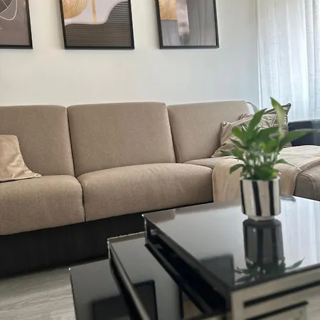 Apartment Guest